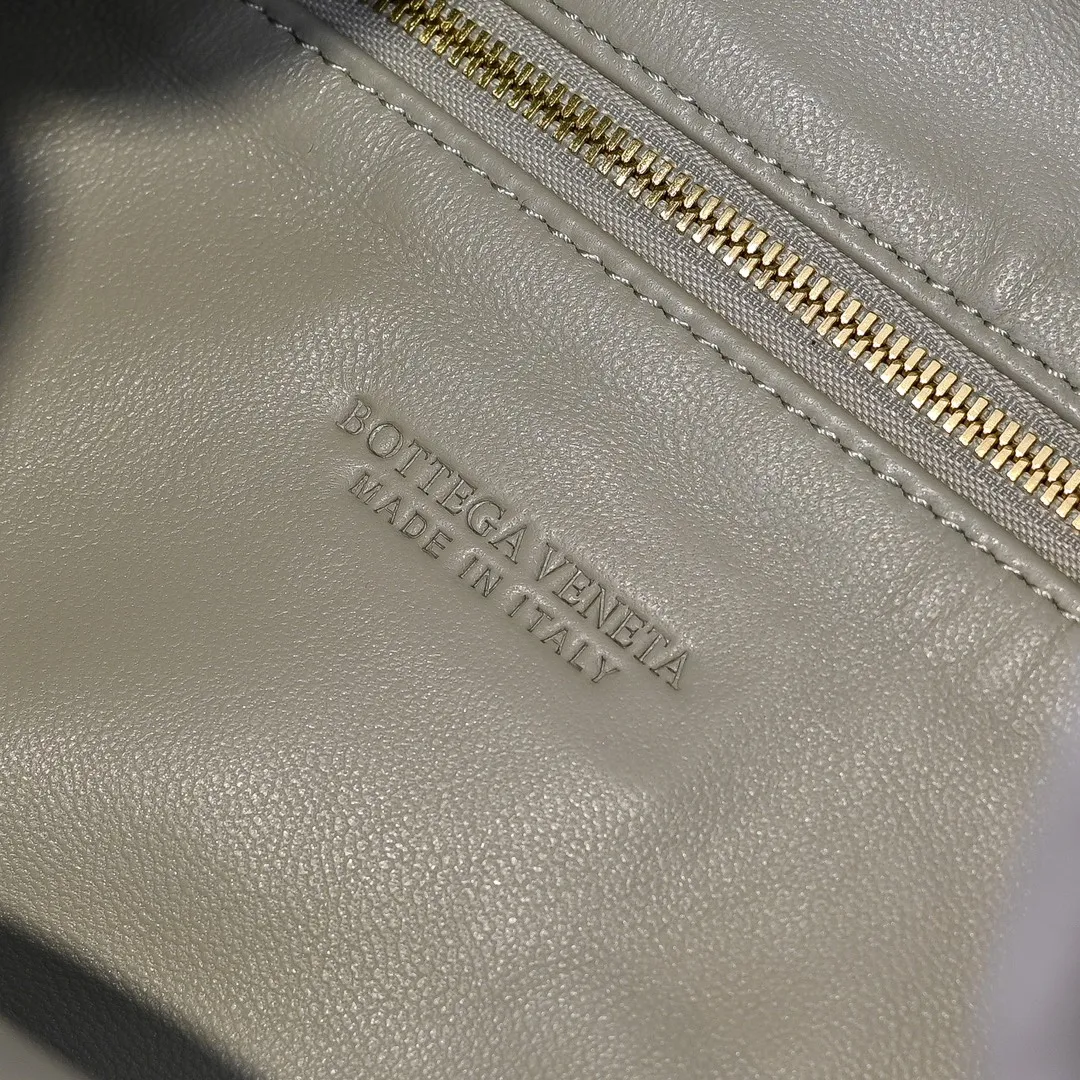 Batch 2160 #Bv Yangjin large size HOP cowhide, the bag body and handles are made of a whole piece of woven leather. The bag body is soft and lazy. Hop symbolizes the praise of innovation and eternal craftsmanship [love]. The pyramid silhouette combines practicality and fashion. Modern and casual, the bag mouth is double-sided closed design, more convenient and safe! Made of soft cowhide and full of texture, this is a must-have for fashionable ladies who like minimalism, comfort and casualness! Model: 3970 Dimensions: 54x24x13